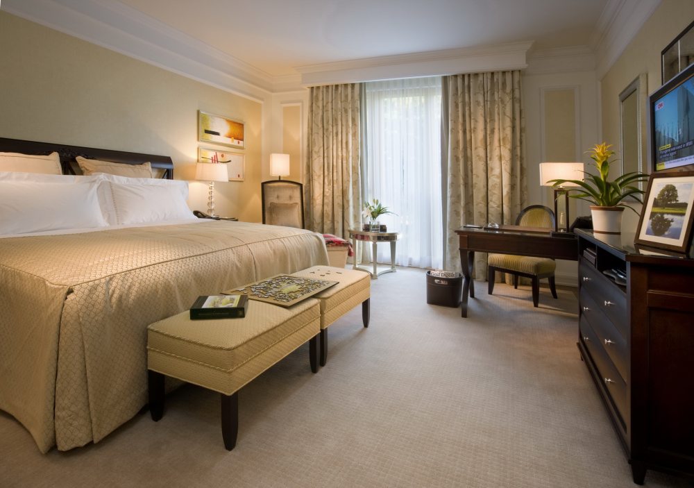 爱尔兰Castlemartyr度假村 Castlemartyr Resort Ireland_ORKCR_25619277_CM_Deluxe_Bedroom.jpg