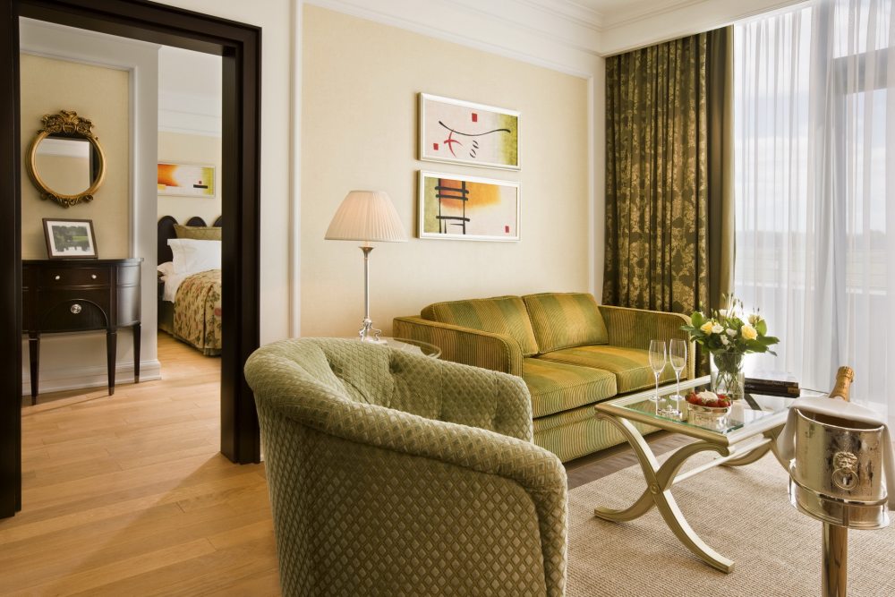 爱尔兰Castlemartyr度假村 Castlemartyr Resort Ireland_ORKCR_25619297_CM_Junior_Suite_Lounge.jpg