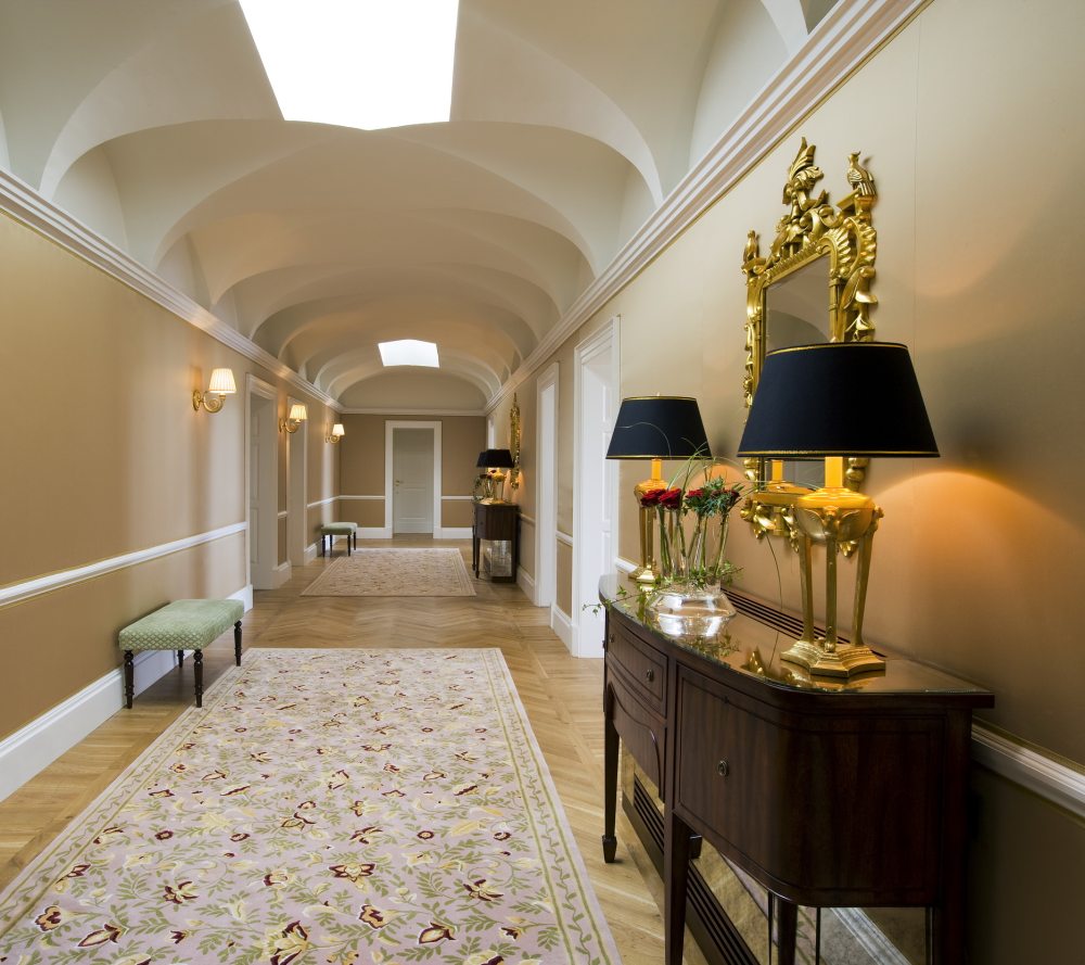 爱尔兰Castlemartyr度假村 Castlemartyr Resort Ireland_ORKCR_25619305_CM_Hallway_Manor.jpg