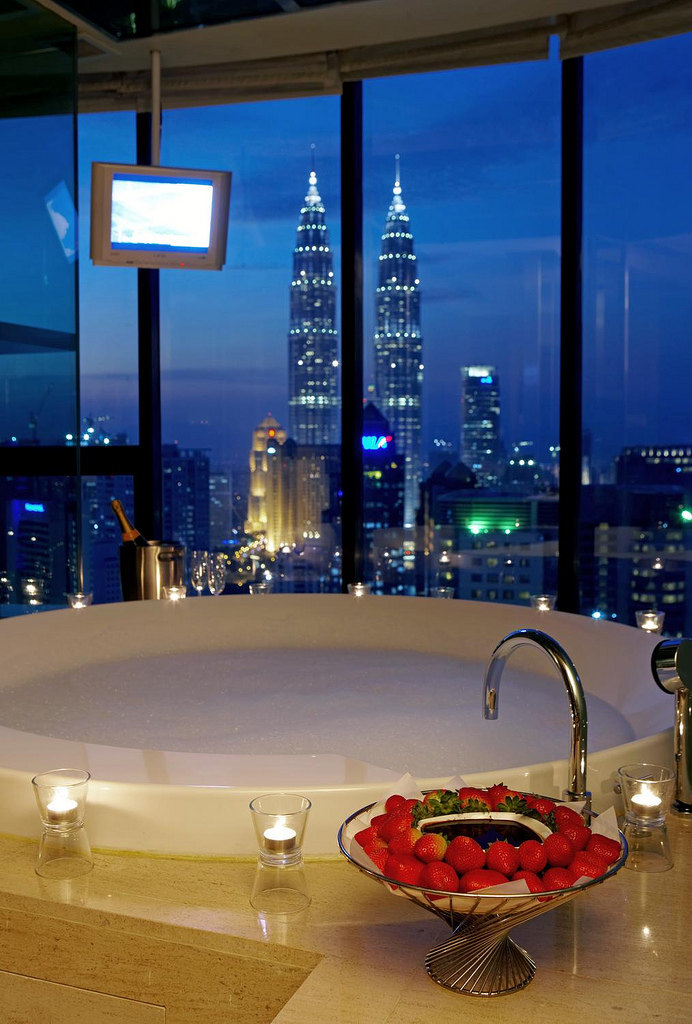 吉隆坡威斯汀酒店_3)The Westin Kuala Lumpur—Bathtub overlooking the Petronas Twin Tower in the Ch.jpg