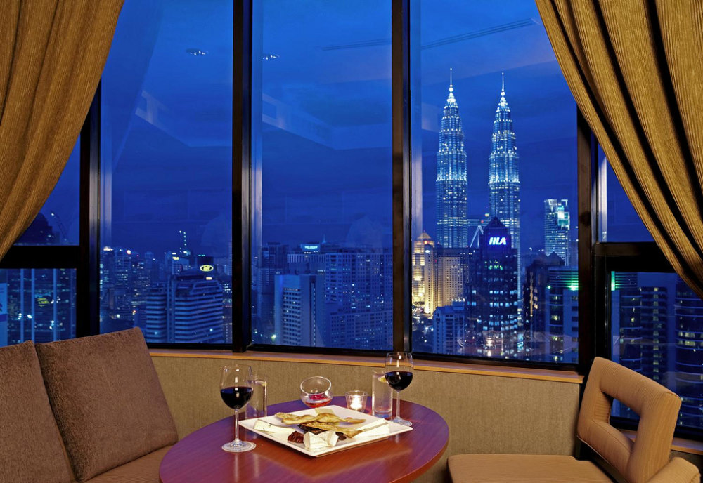 吉隆坡威斯汀酒店_7)The Westin Kuala Lumpur—The Westin Executive Club Lounge overlooking the Petr.jpg