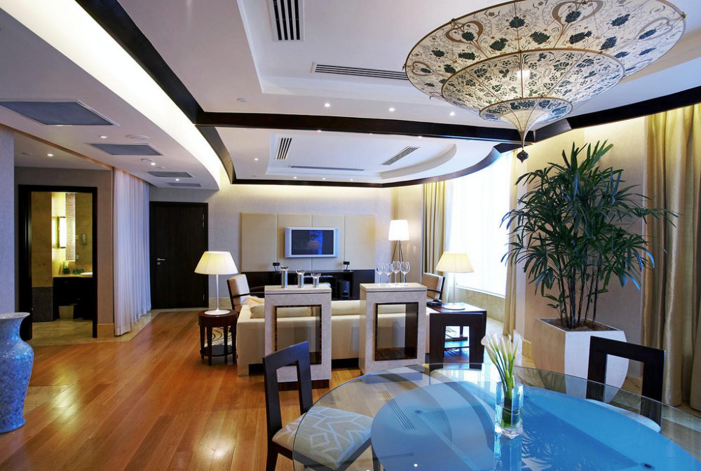 吉隆坡威斯汀酒店_17)The Westin Kuala Lumpur—Living room and dining area in the Presidential Suit.jpg