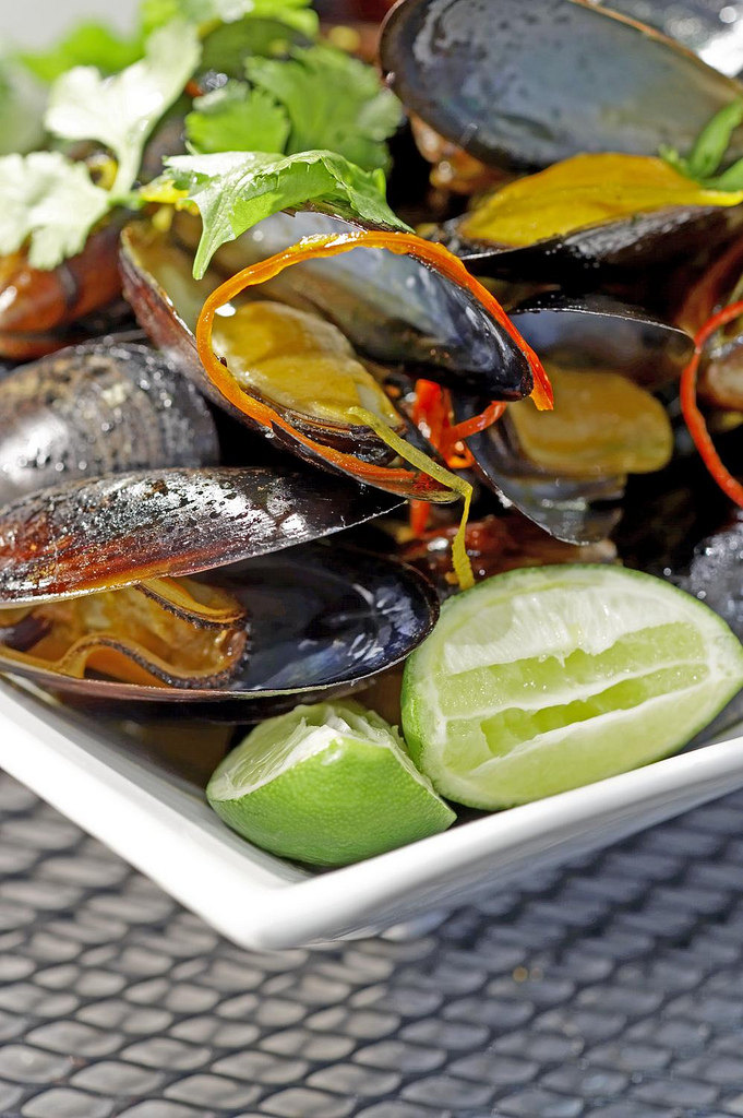 吉隆坡威斯汀酒店_39)The Westin Kuala Lumpur—Splash - Mussels steamed with Saffron Ginger and Chi.jpg