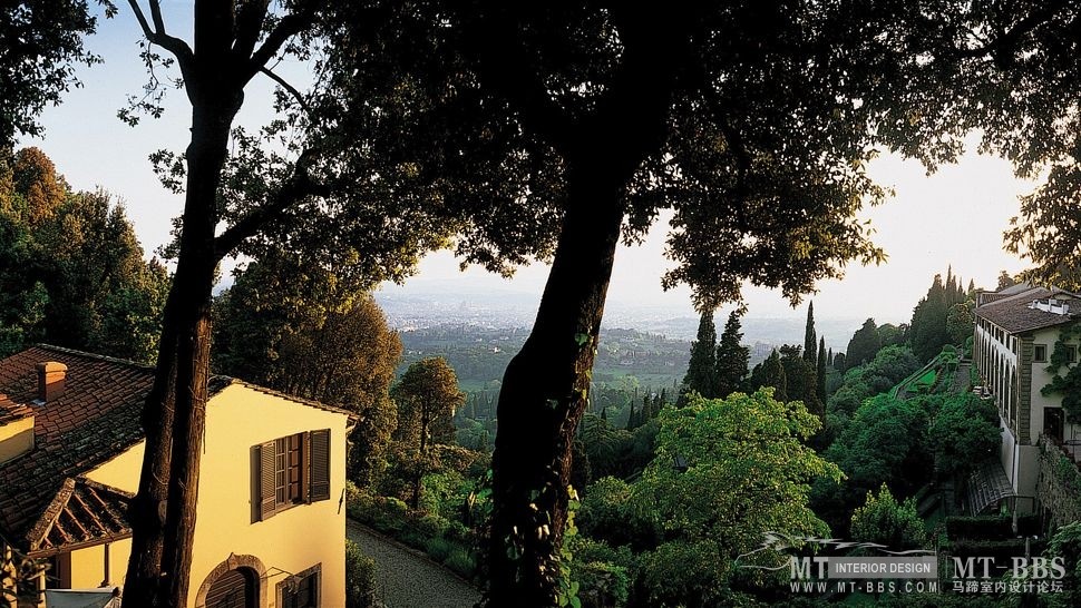 意大利佛罗伦斯圣米歇尔别墅酒店 Villa San Michele_002656-06-exterior-lush-gardens-cliff-view.jpg