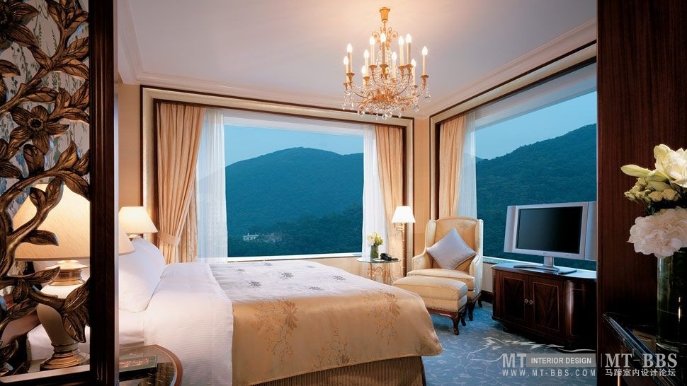 香港香格里拉大酒店(官方高清摄影) Island Shangri-La, Hong Kong_002772-02-suite-bedroom-with-view.jpg