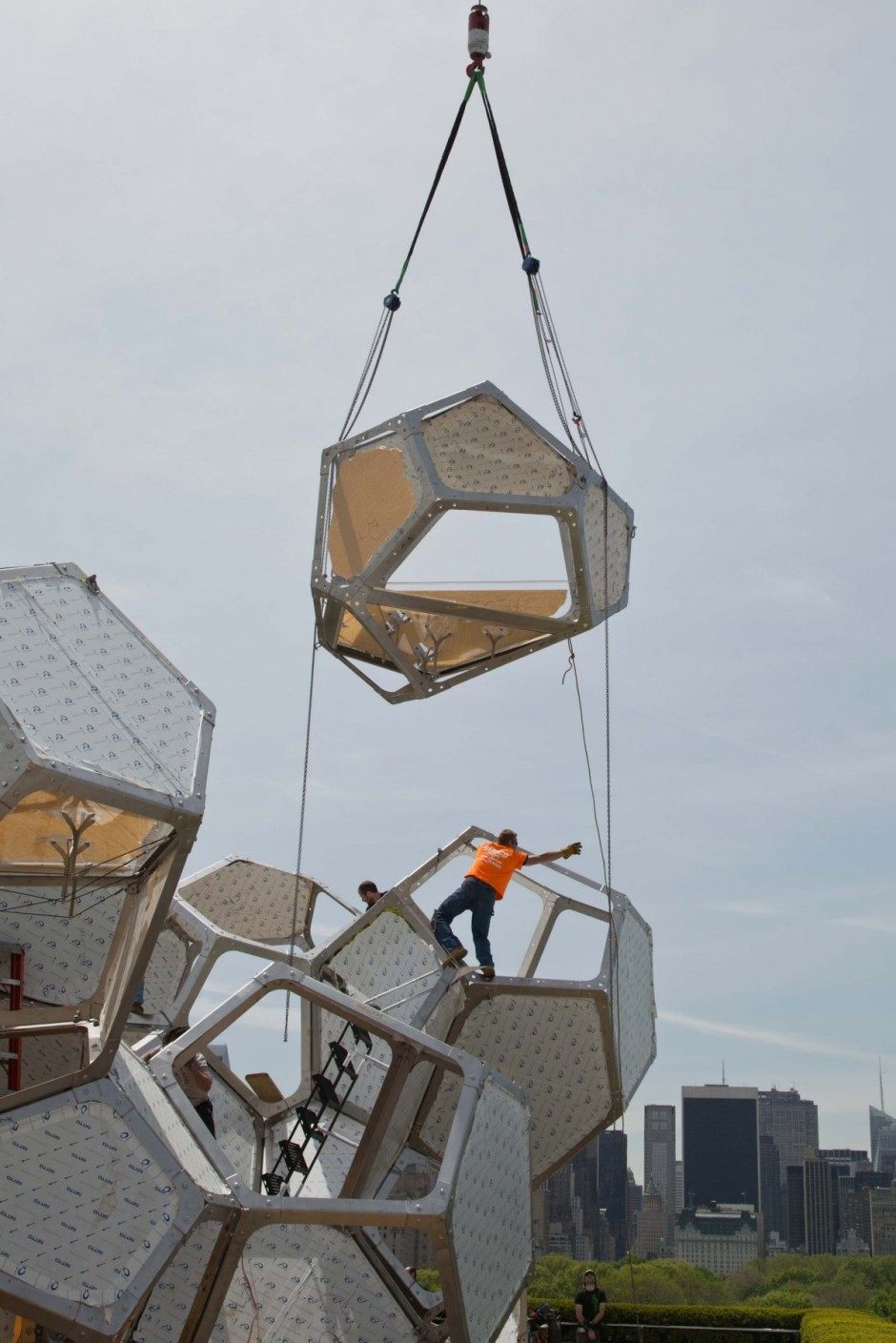 在屋顶上:云城 装置艺术  Tomás Saraceno 设计_ts_010812_20-940x1409.jpg