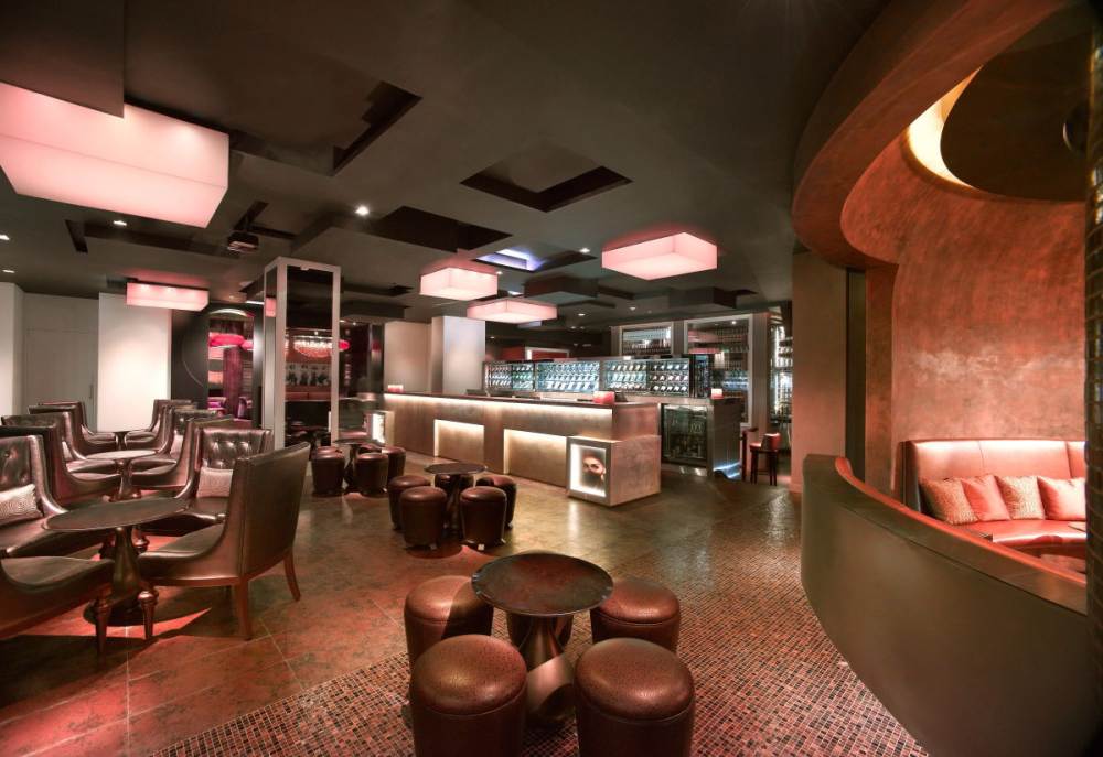 迪拜君悦酒店的酒吧设计 \ Hirsch Bedner Associates_DXBGH_TheLivingRoom_Main-Bar.jpg