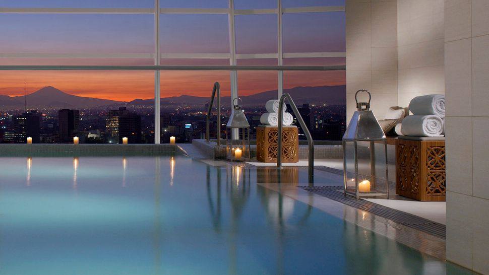 墨西哥城瑞吉酒店 The St. Regis Mexico City_006519-17-pool-city-mountains-sunset.jpg