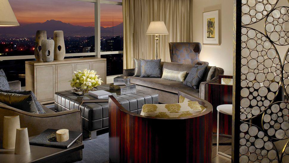 墨西哥城瑞吉酒店 The St. Regis Mexico City_006519-16-suite-living-room-city-mountains-sunset.jpg