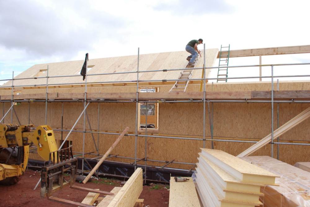 英国威尔士-Ty Pren Eco-House_18_Feilden-Fowles_Ty-Pren_SIPS-Panels-During-Construction.jpg