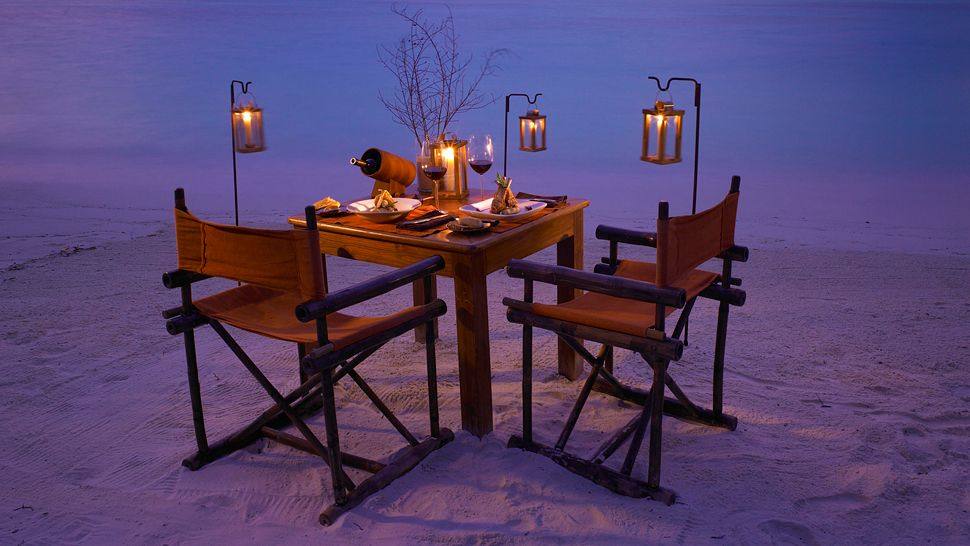 马尔代夫吉利Lankanfushi度假村_002951-16-Romantic_Beach_Dinner.jpg