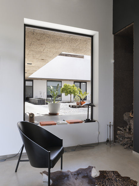 葡萄牙阿拉约洛斯Villa Extramuros 别墅酒店_dezeen_Villa-Extramuros-by-Vora-Arquitectura_9.jpg