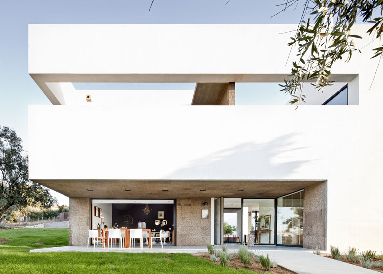 葡萄牙阿拉约洛斯Villa Extramuros 别墅酒店_dezeen_Villa-Extramuros-by-Vora-Arquitectura_ss_1.jpg