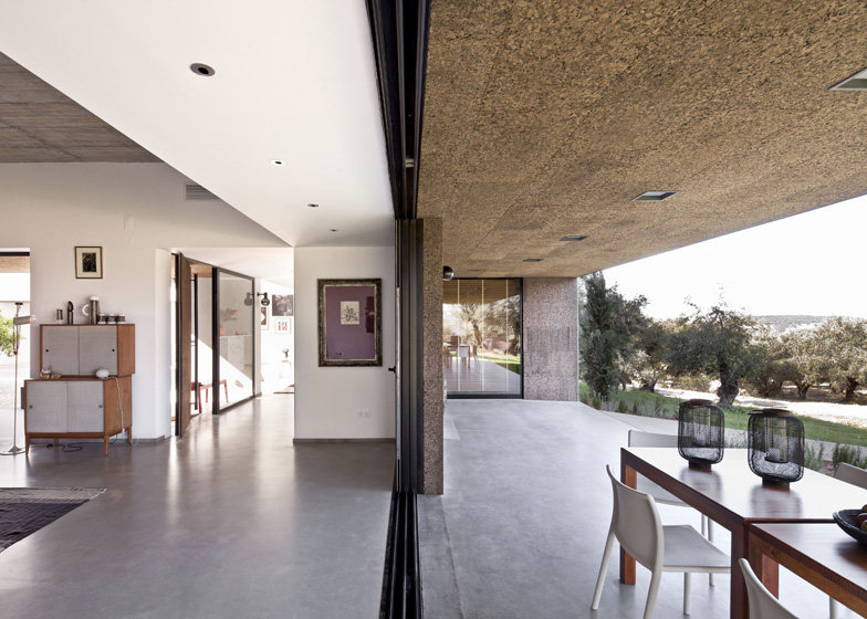 葡萄牙阿拉约洛斯Villa Extramuros 别墅酒店_dezeen_Villa-Extramuros-by-Vora-Arquitectura_ss_4.jpg