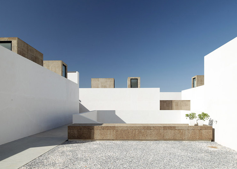 葡萄牙阿拉约洛斯Villa Extramuros 别墅酒店_dezeen_Villa-Extramuros-by-Vora-Arquitectura_ss_10.jpg