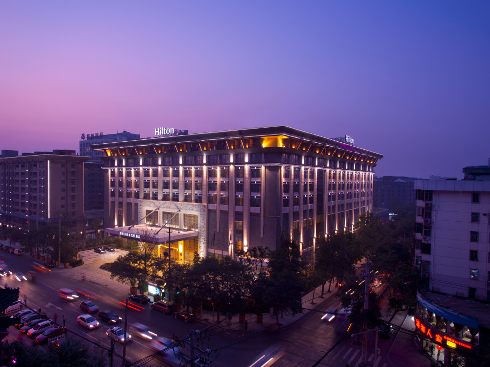 西安万达希尔顿酒店 (Hilton Xi'an)_XIYHIHI_ExteriorNight1_HR.jpg