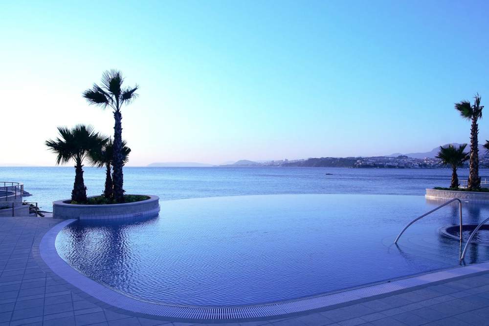克罗地亚 斯普利特 艾美酒店(官方摄影)_15)Le Meridien Lav, Split—Infinity Pool by evening lights 拍攝者.jpg