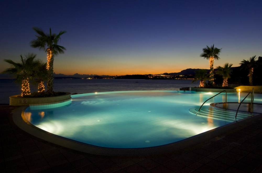 克罗地亚 斯普利特 艾美酒店(官方摄影)_18)Le Meridien Lav, Split—Night image of the infinity pool 拍攝者.jpg