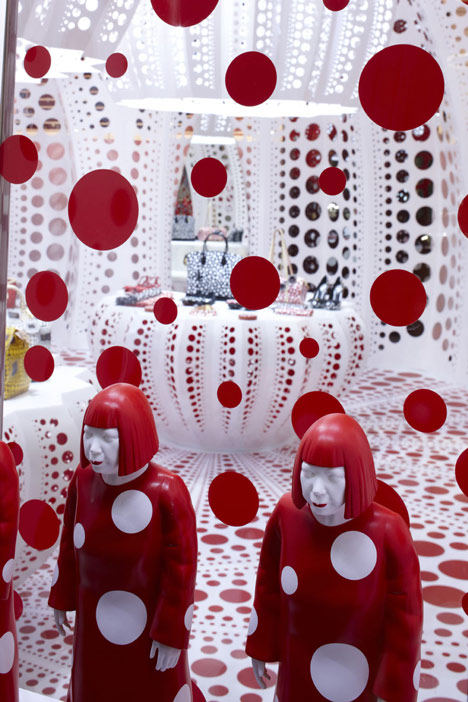 路易威登和草间弥生　　概念在Selfridges商店_dezeen_Louis-Vuitton-and-Kusama-concept-store-at-Selfridges_3.jpg