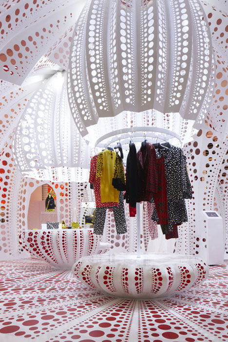 路易威登和草间弥生　　概念在Selfridges商店_dezeen_Louis-Vuitton-and-Kusama-concept-store-at-Selfridges_10.jpg