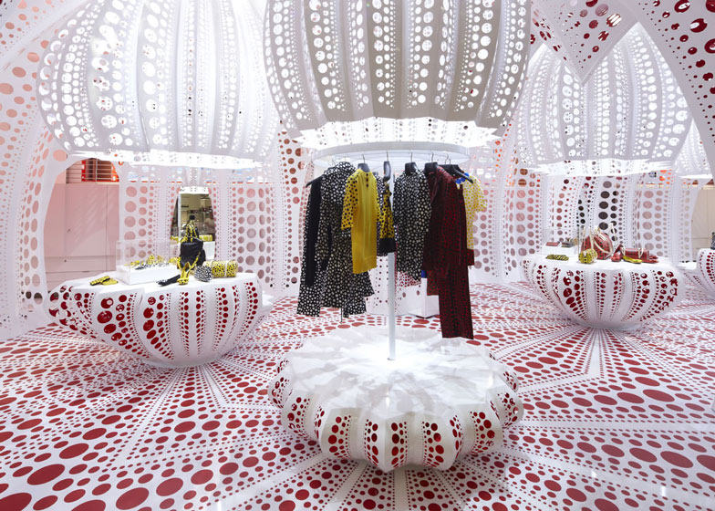 路易威登和草间弥生　　概念在Selfridges商店_dezeen_Louis-Vuitton-and-Kusama-concept-store-at-Selfridges_ss_4.jpg