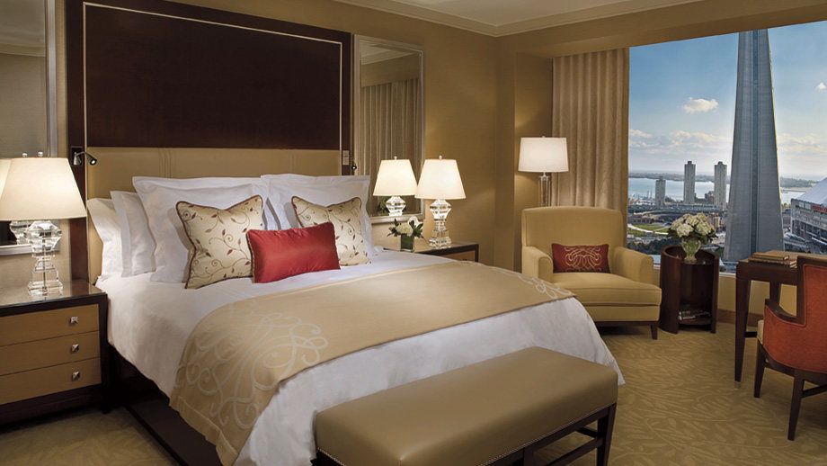 多伦多丽思卡尔顿酒店(The Ritz-Carlton,Toronto )_Deluxe Lake View Room with One King Bed - Floor-to-ceiling windows with heated p.jpg