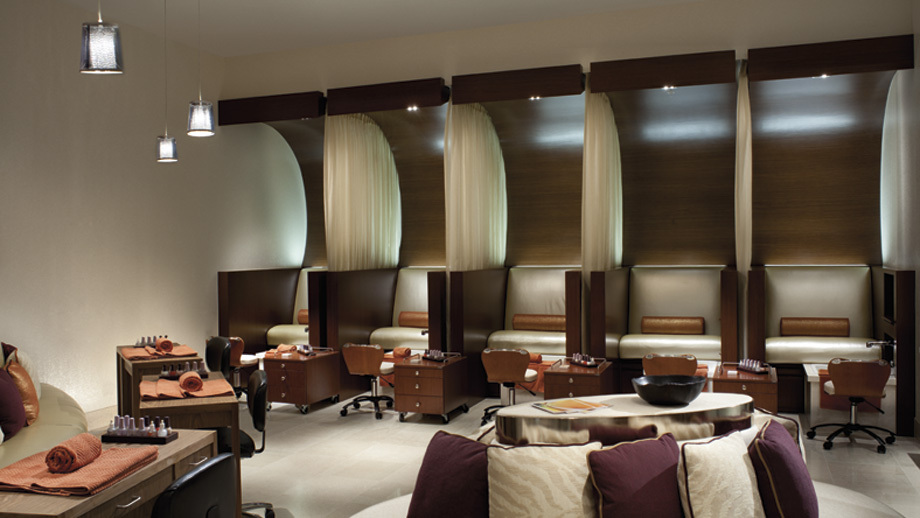 多伦多丽思卡尔顿酒店(The Ritz-Carlton,Toronto )_Expansive Nine Station Nail Salon with Private Pedicure Cabins.jpg