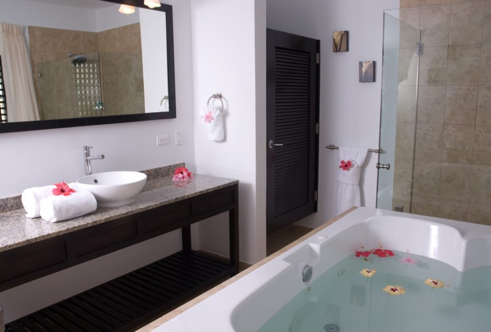 伯利兹圣佩德罗Las Terrazas Resort_Sea-House-Master-Bath.jpg