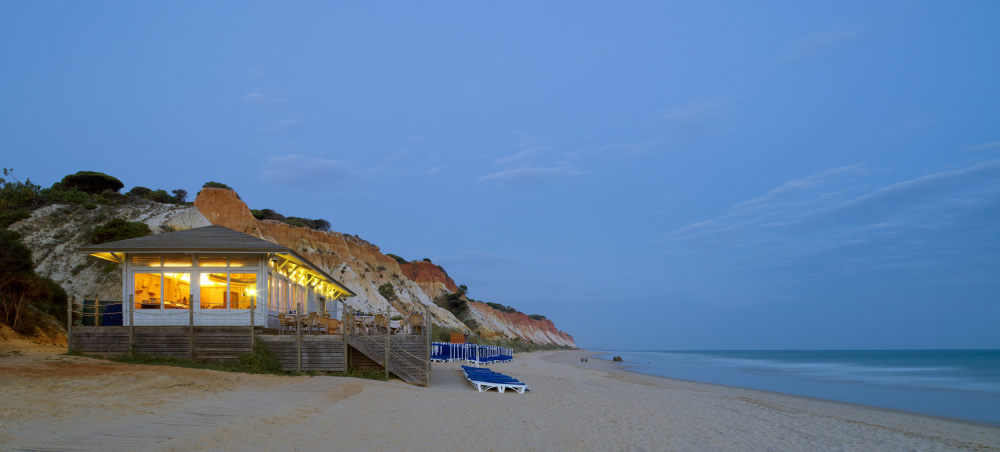 14)Pine Cliffs Residence, Albufeira, Albufeira, Portugal_7)Pine Cliffs Residence, Albufeira—Beach Club - Sunset 拍攝者 Luxury Collection.jpg