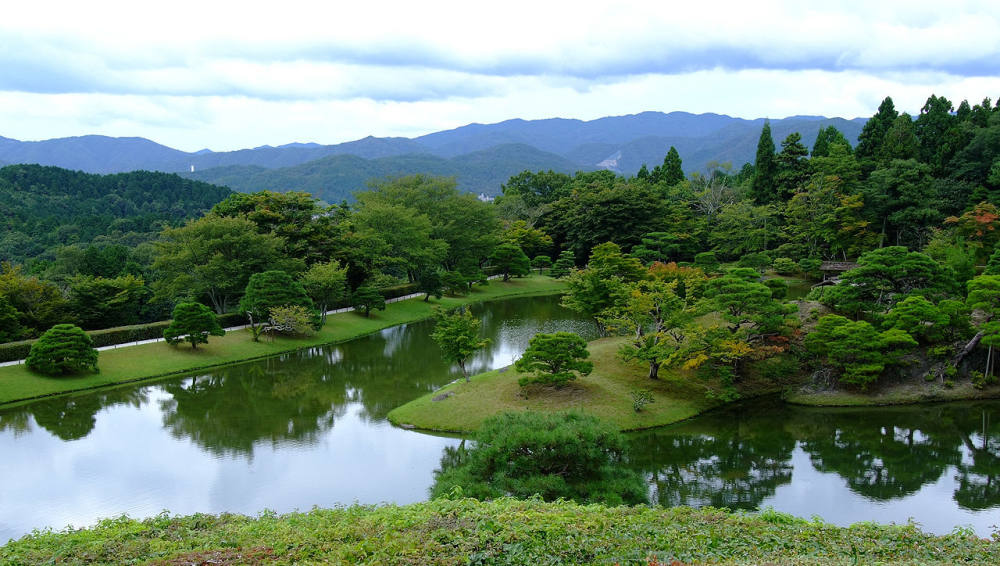 夢回大唐--日本古建築經典攝影鑒賞_从邻云亭望浴龙池.jpg