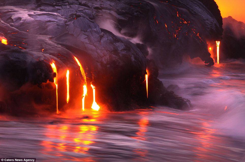 熔岩與海水之間…_article-2198591-14D87B6E000005DC-142_964x641.jpg