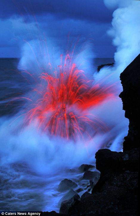 熔岩與海水之間…_article-2198591-14D87B15000005DC-122_470x725.jpg