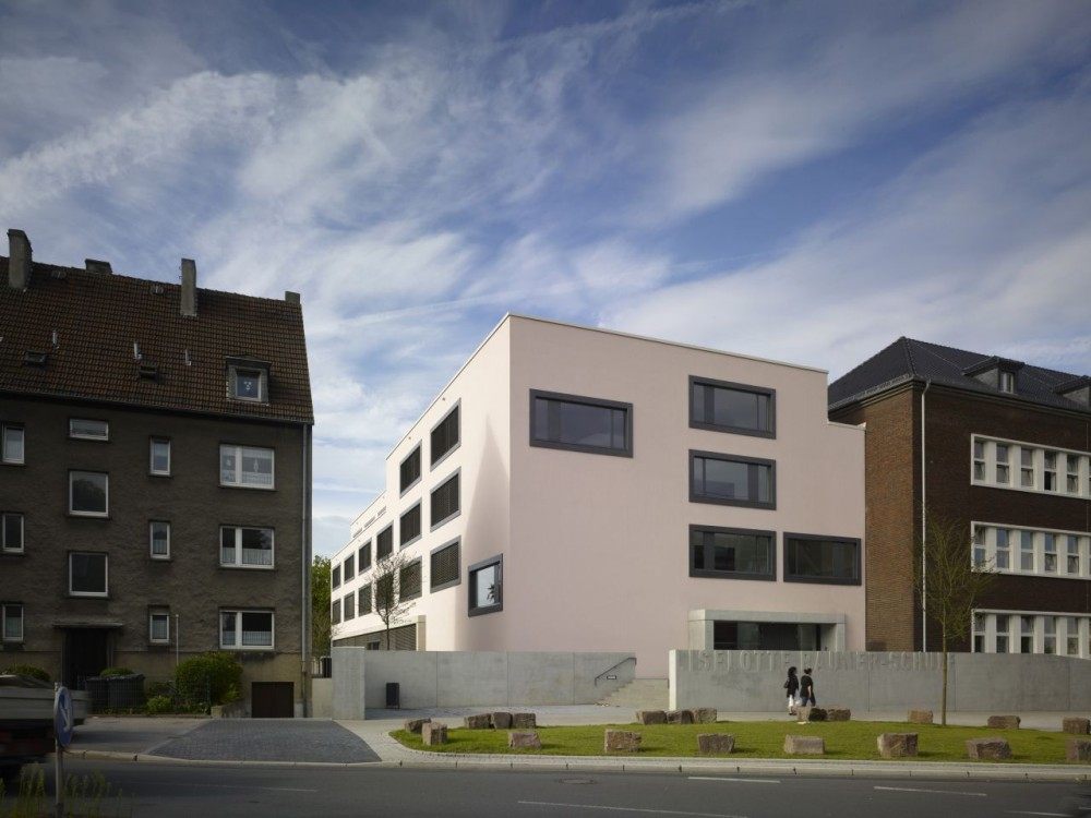5048d3ec28ba0d0c5c0000f6_liselotte-rauner-school-l-on-wohlhage-wernik-architekte.jpg