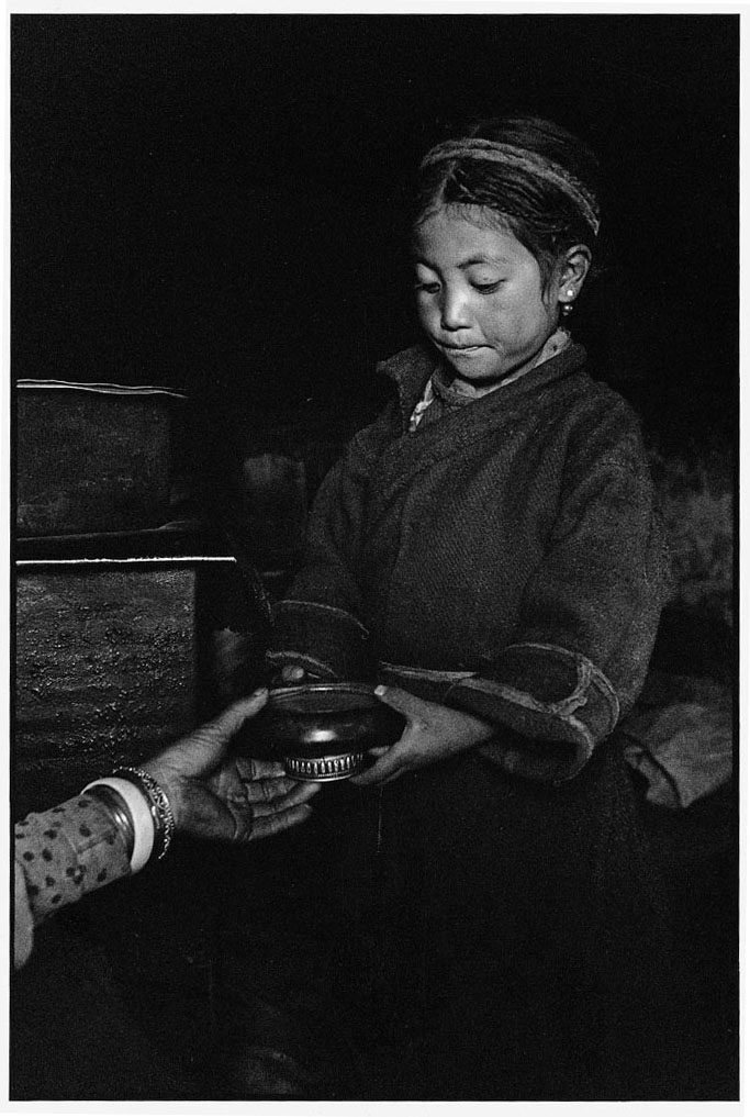《四季--西藏農民的日常生活》_端茶的女人.jpg