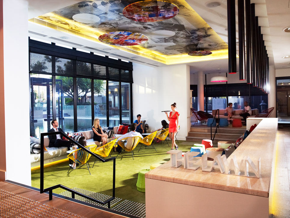 澳大利亚曲特黄金海岸酒店 Vibrant QT Gold Coast Hotel_qt-gold-coast-lawn-06.jpg