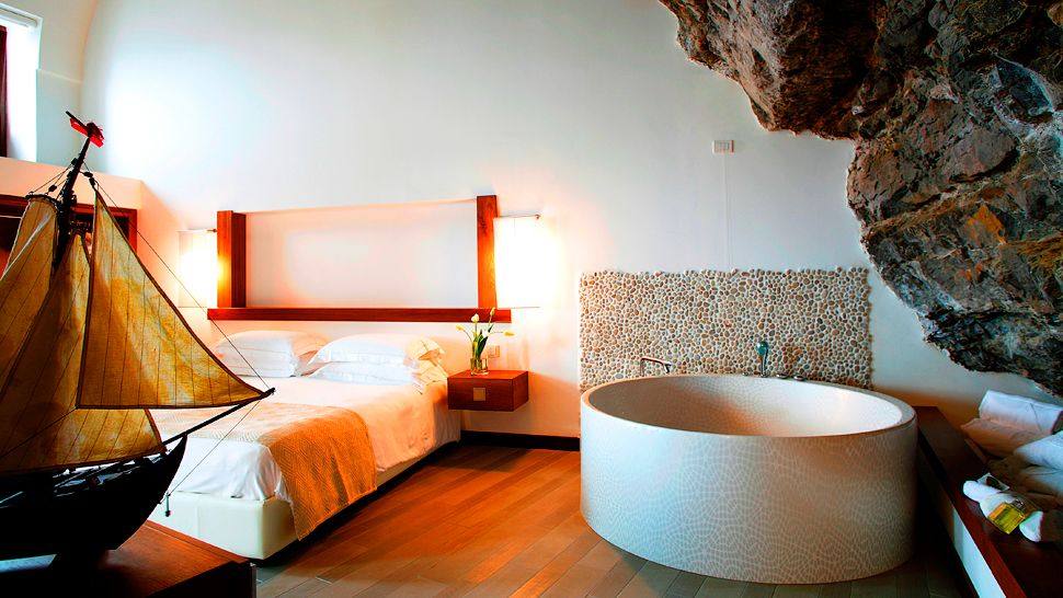 意大利普莱伊亚诺Casa Angelina酒店_002760-09-guestroom-rock-wall.jpg