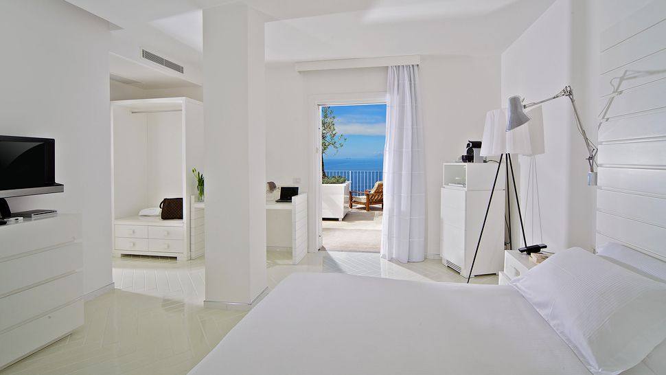 意大利普莱伊亚诺Casa Angelina酒店_002760-22-all-white-bedroom.jpg