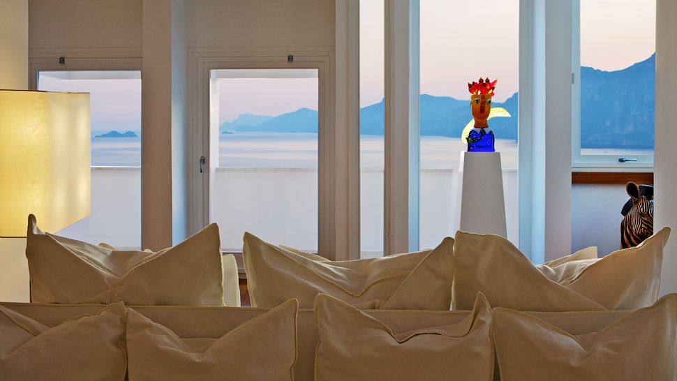 意大利普莱伊亚诺Casa Angelina酒店_002760-26-couch-art-sea-views.jpg