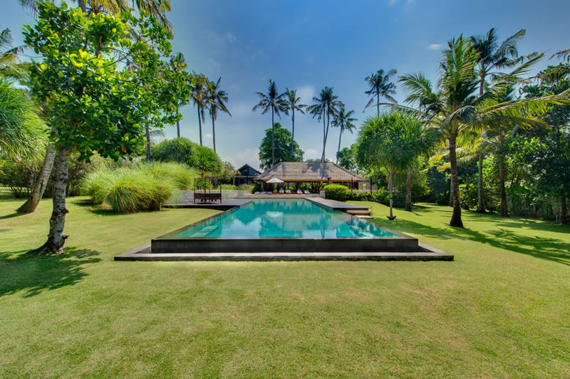 巴厘岛Samadhana 渡假别墅_Samadhana - garden, pool and villa.jpg