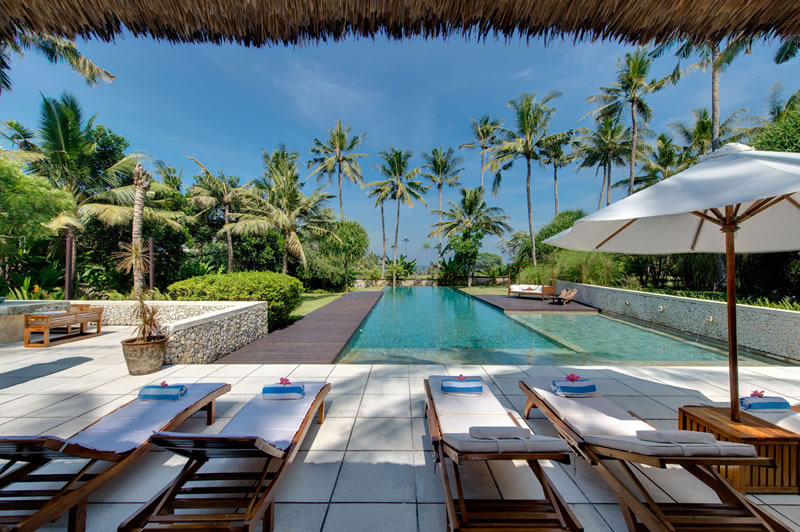 巴厘岛Samadhana 渡假别墅_Samadhana - sun loungers with ocean view.jpg