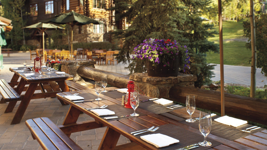 贝切雷卡什丽思卡尔顿酒店 The Ritz-Carlton, Bachelor Gulch_‘7’ Terrace offers private function space with panoramic Beaver Creek Mountain.jpg