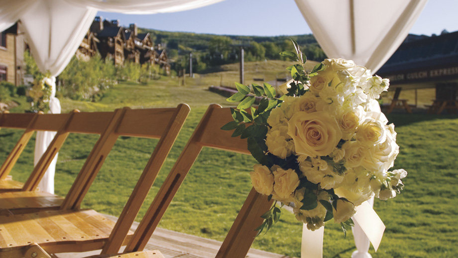 贝切雷卡什丽思卡尔顿酒店 The Ritz-Carlton, Bachelor Gulch_An outdoor reception on our Mountainside Terrace offers breathtaking views of Be.jpg