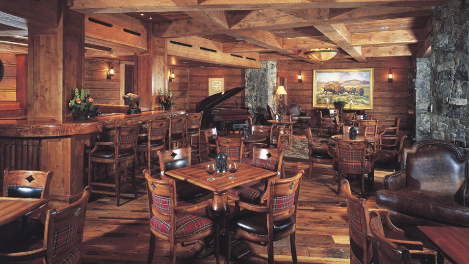 贝切雷卡什丽思卡尔顿酒店 The Ritz-Carlton, Bachelor Gulch_Enjoy Buffalo Bar’s classic American cuisine with Colorado specialties, complem.jpg