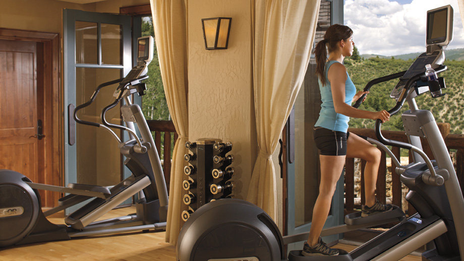 贝切雷卡什丽思卡尔顿酒店 The Ritz-Carlton, Bachelor Gulch_Revitalize with top-of-the-line Precor cardio equipment and stunning views at th.jpg