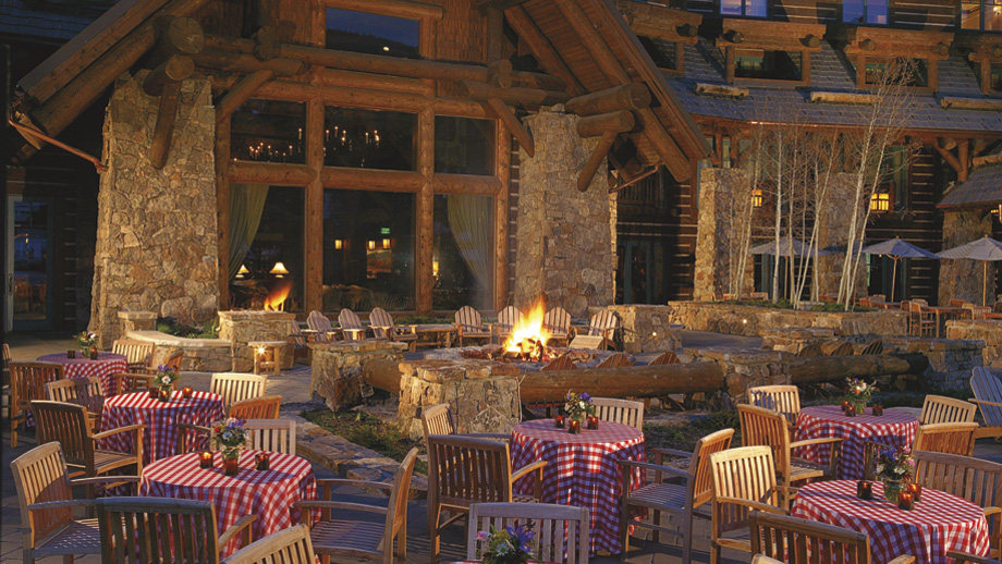 贝切雷卡什丽思卡尔顿酒店 The Ritz-Carlton, Bachelor Gulch_The Mountainside Terrace and adjacent patios offer over 8,000 square feet of out.jpg