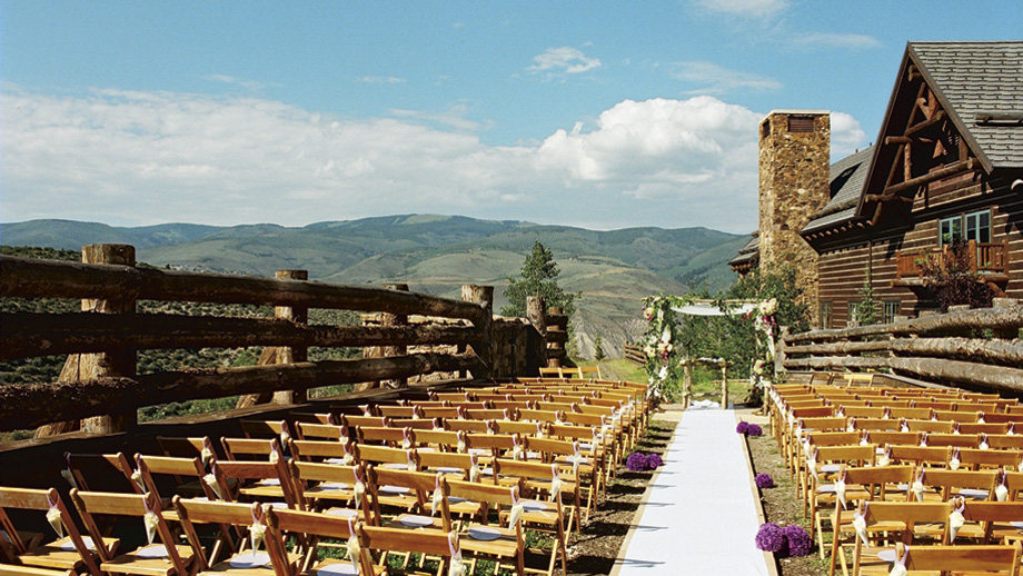 贝切雷卡什丽思卡尔顿酒店 The Ritz-Carlton, Bachelor Gulch_The Skier Bridge Lawn is a breathtaking Beaver Creek outdoor wedding venue at Ri.jpg