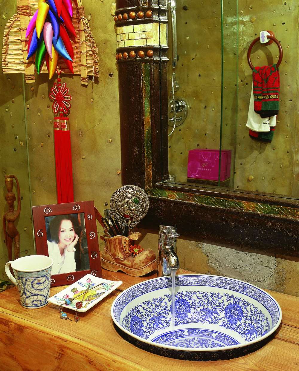 青花瓷手盆圆木台面，镜中的影象。
