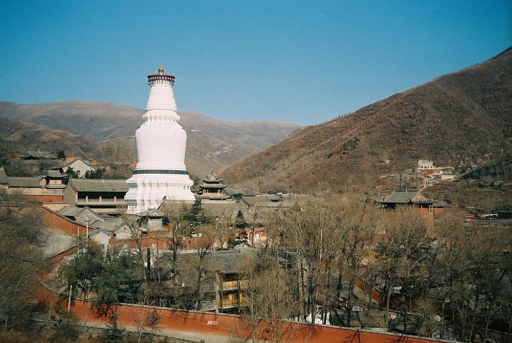 千年菩提--中国佛教建筑_塔院寺大白塔.jpg