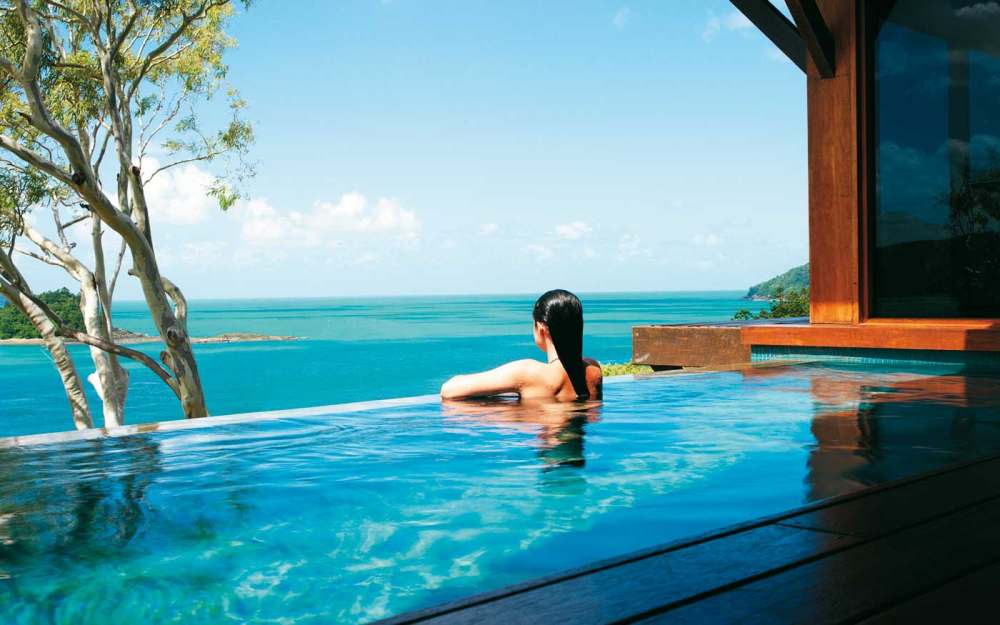 澳洲昆士兰大堡礁夸里阿酒店 Qualia Great Barrier Reef_beach-house-woman-in-plunge-pool(1).jpg