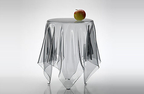 收集的一些有创意的东西 不断更新_John Brauer 设计的 Illusion Table，硬质腈纶材质，手工打造，颠覆人们对桌子和桌布.jpg